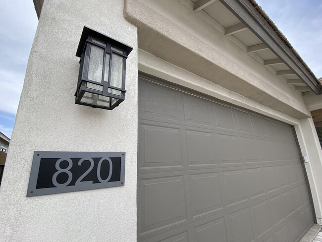 Building Photo - 820 E Ashurst Dr