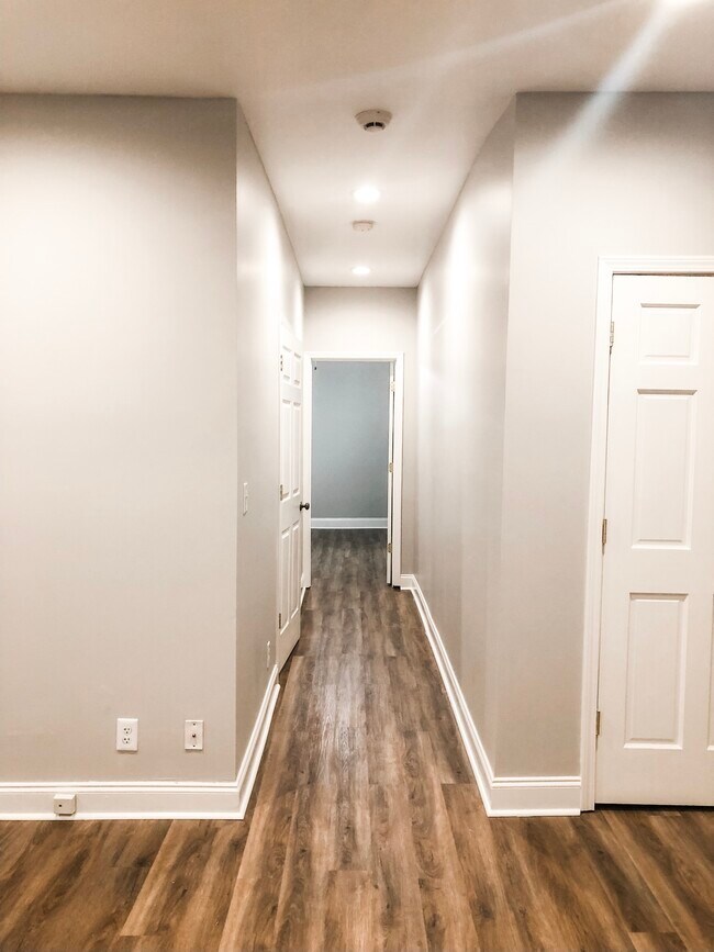 Foto del edificio - 102 East Cedar St.