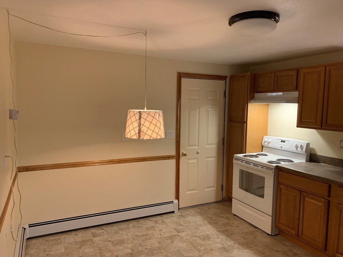 Eat-in-Kitchen w/full appliances - 16 Dale Ave