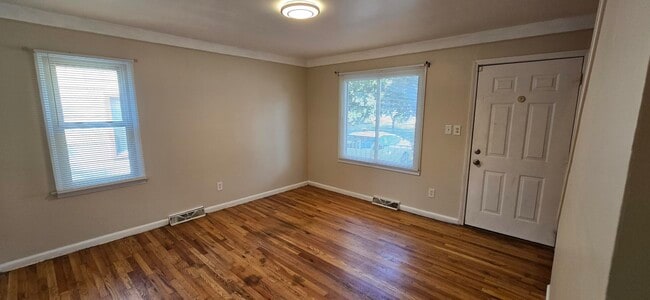 Building Photo - 4924 Hipp St