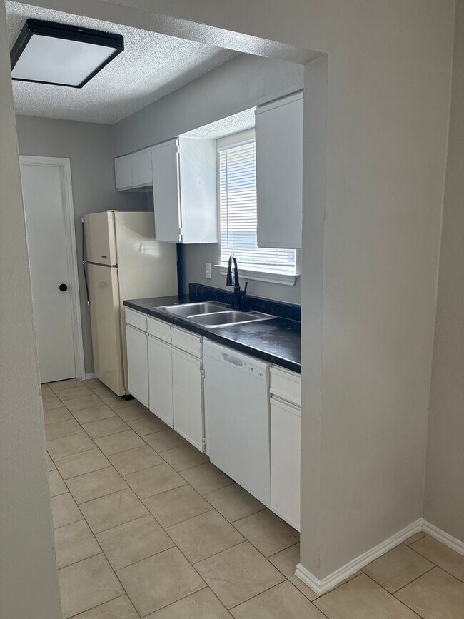 Photo - 3 bedroom 2 bath Duplex Townhome