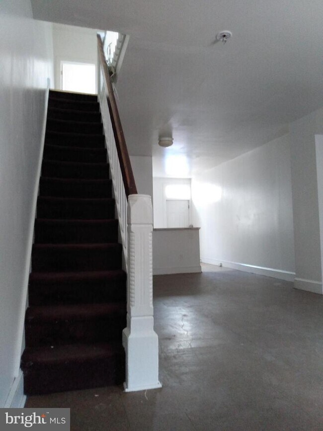 Building Photo - 2155 W Grange Ave