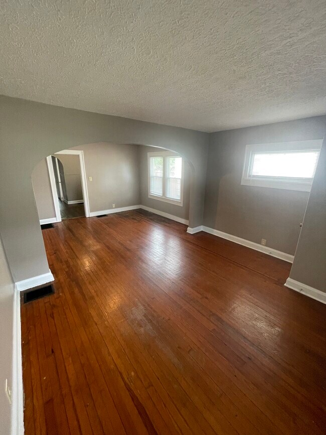 Building Photo - 896 N Gladstone Ave