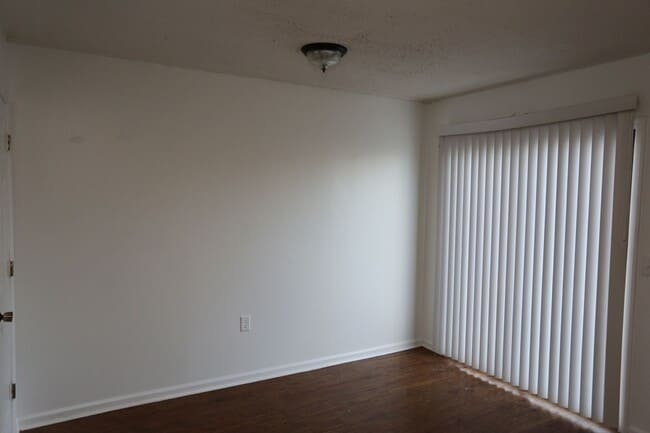 Building Photo - Spacious Townhome Available Today!