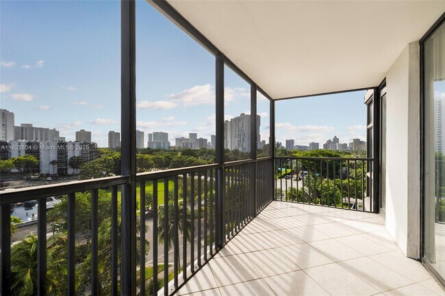 Foto del edificio - 3375 N Country Club Dr