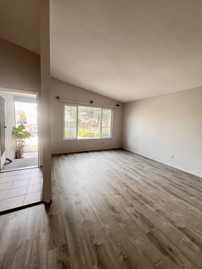 Building Photo - 1569 Golf Course Dr