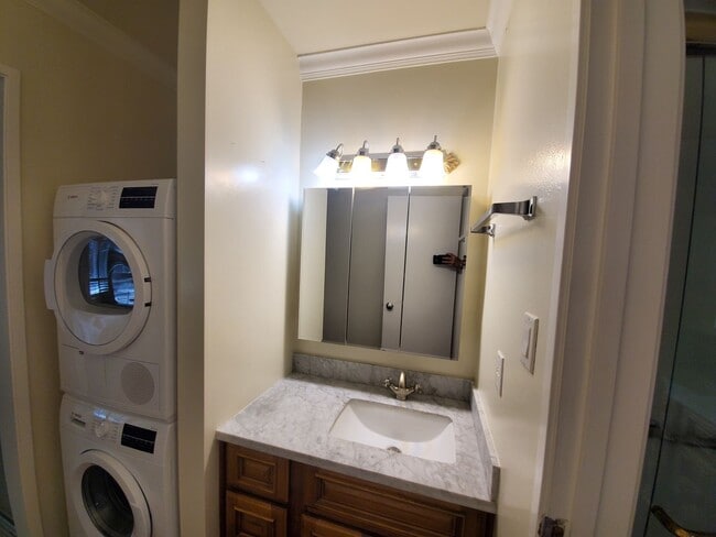 Building Photo - Pet friendly Woodlake townhouse