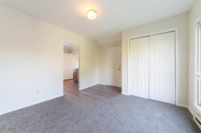 Foto del edificio - 325 E 8th St