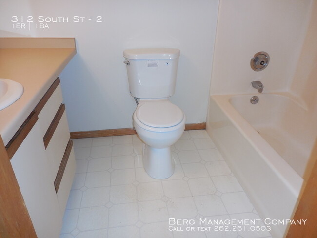 Building Photo - Townhouse Style Apartment one bedroom Down...