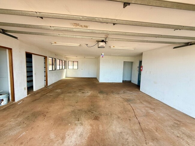 Building Photo - 4 Bedroom / 3 Bathroom Home in Lahaina – A...