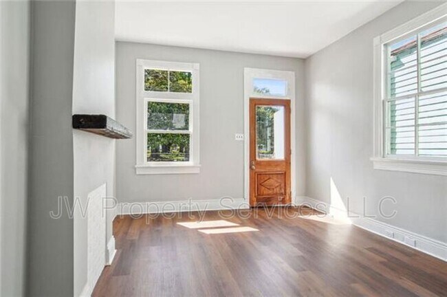 Building Photo - 635 Reynes St