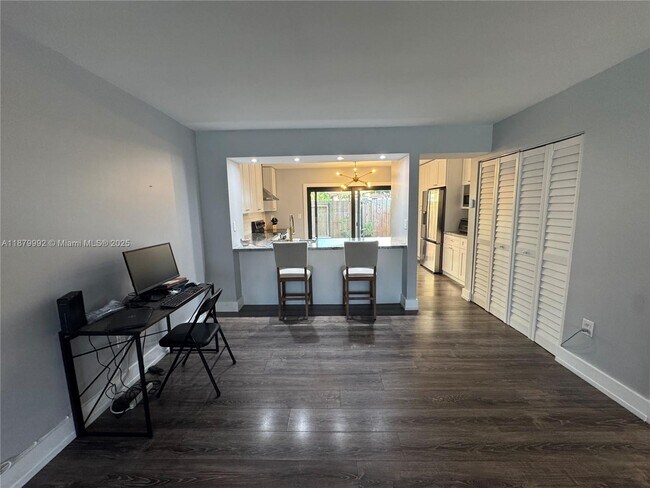 Foto del edificio - 10048 SW 77th Ct