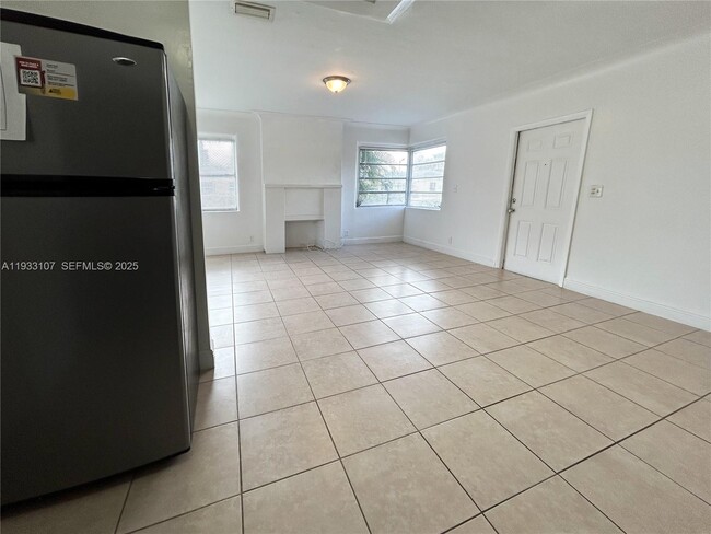 Foto del edificio - 701 NE 86th St