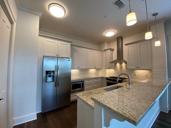 Foto del edificio - Beautiful 2 Bedroom Condo With Courtyard View