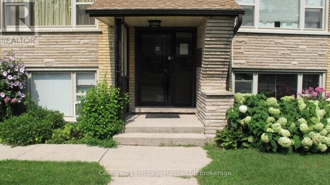 Building Photo - 126 Waverley Dr