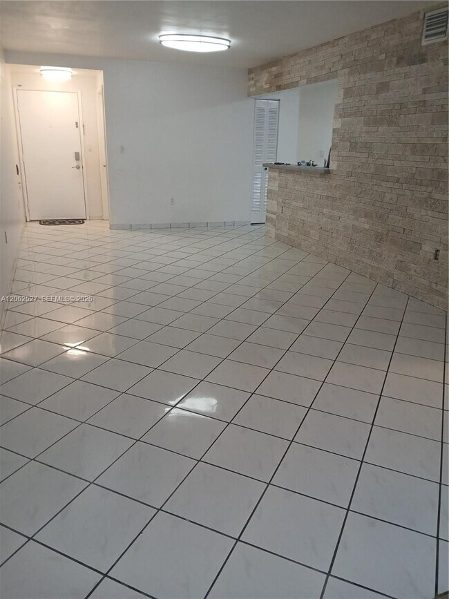 Building Photo - 9403 Fontainebleau Blvd