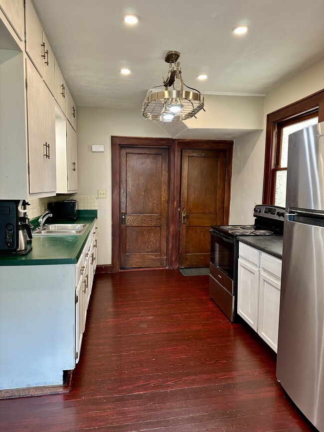 Kitchen - 784 Carpenter St