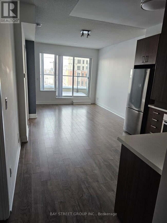 Photo du bâtiment - 28 Uptown Dr