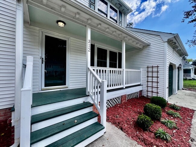 Building Photo - Gorgeous 4 Bedroom 2.5 Bath home in the he...