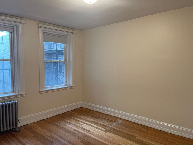 Foto del edificio - Renovated 1  bed , Sunny and Spacious, Utilities and laundry Inc Close to train 1 free Month
