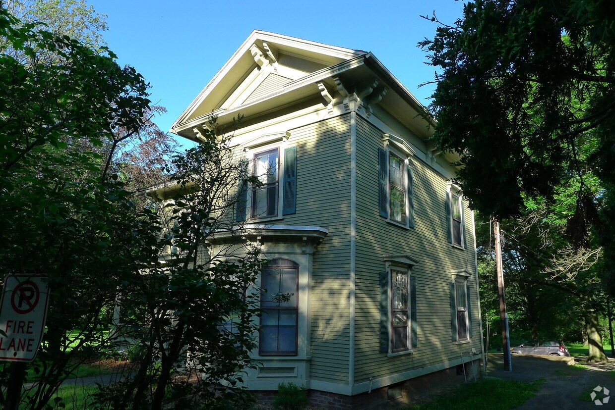Building Photo - 61 College St