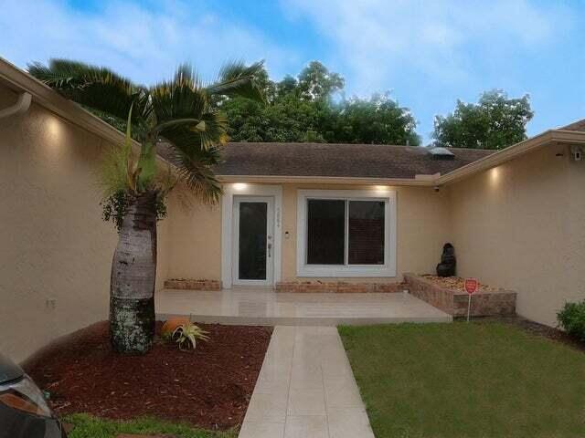 Foto del edificio - 5884 NW 198th Terrace