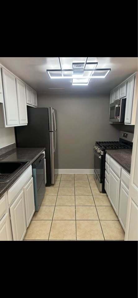 Building Photo - 410 W 7th St