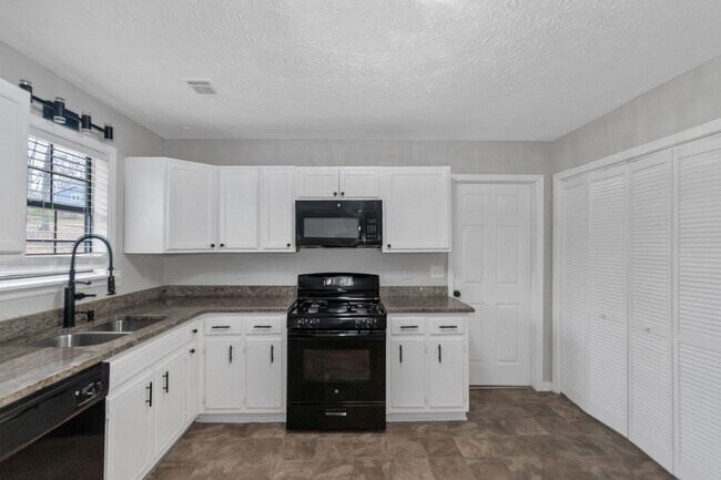 Foto del edificio - 321 Summerwood Ln