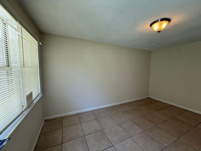 Foto del edificio - Freshly Updated West Ashley Rental w/ Huge Fenced Yard
