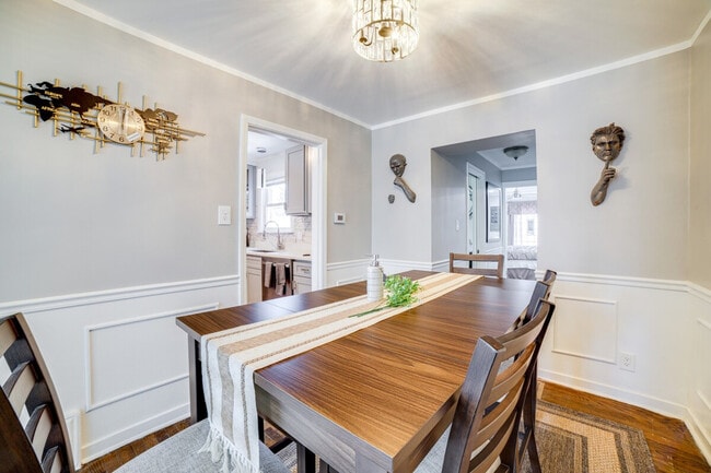 Building Photo - 9830 S Yates Ave