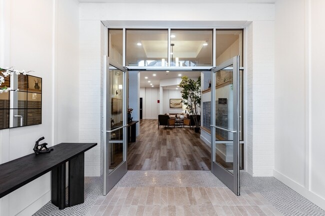 Building Photo - Queen Anne Collection