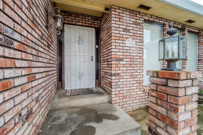 Building Photo - 4 bedroom 3 bath home in SW Yuba City