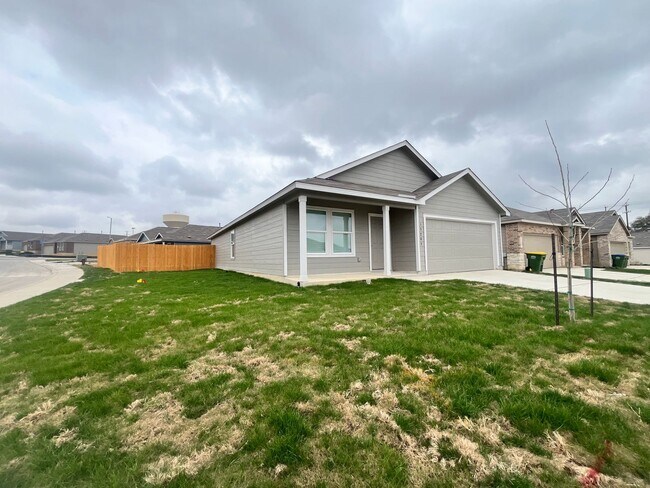 Building Photo - Charming 3 Bedroom/2 Bath Home *St. Hedwig...
