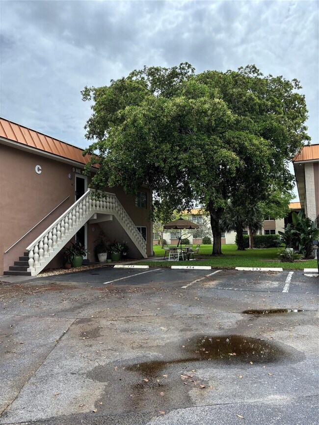 Foto del edificio - 9 NE 19th Ct