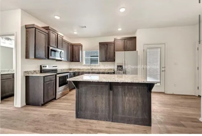 Building Photo - 998 S Benchmark Ln