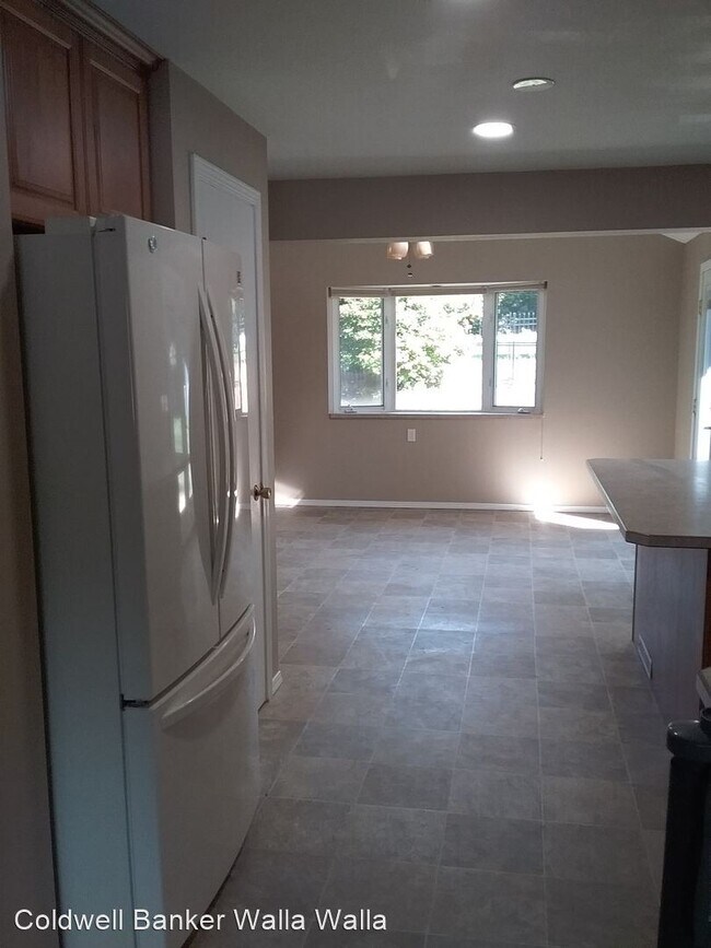 Foto del edificio - 5 br, 2 bath House - 928 Blue Mountain Dr.