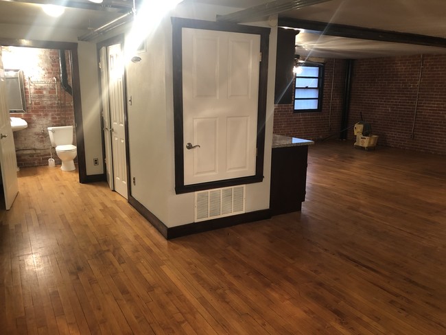 Building Photo - 115 E Tyler St