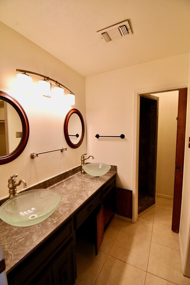 Foto del edificio - Gorgeous 4 Bedroom 2 Bathroom Kempner Home!