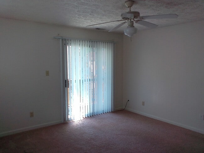 Building Photo - 2 Bedroom, 1 bath apartment Upstairs Unit