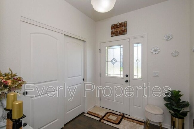Building Photo - W242N5663 Simona Dr