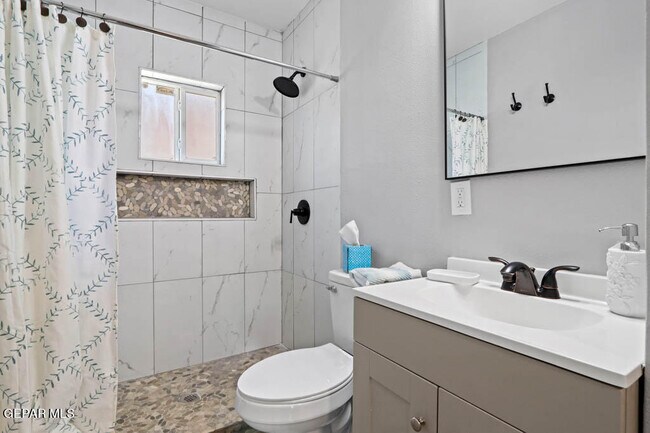 Foto del edificio - 2728 Byron St