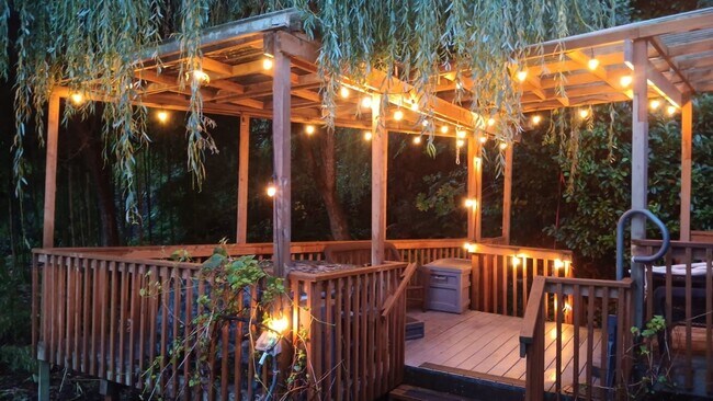 Foto del edificio - Fully Furnished beach front cabin in Bremerton with Kayaks