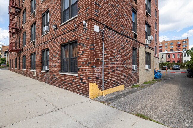 Building Photo - Tyler Towers