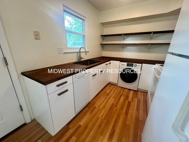 Building Photo - 613 NW Fieldcrest Dr