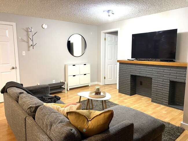 Photo du bâtiment - 8239-893A 93a Ave NW