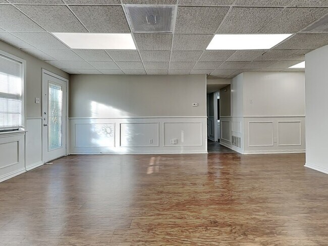 Building Photo - 2515 Wanda Dr