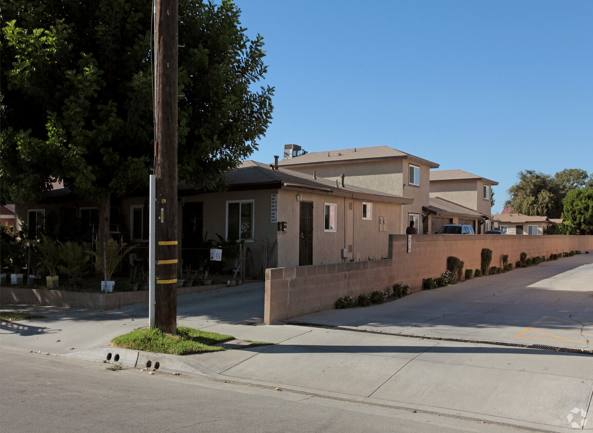 Primary Photo - 9051-9055 Park St