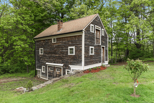 Building Photo - 341 River Rd