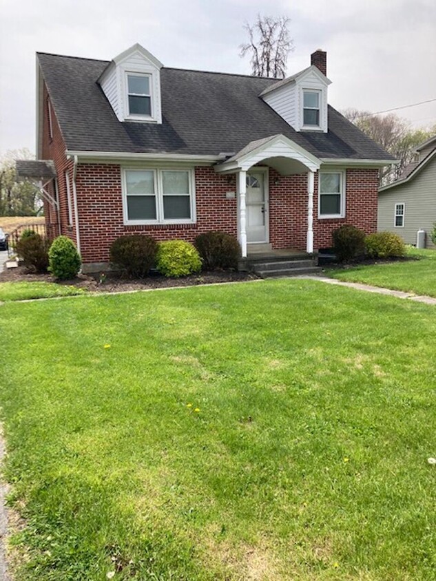 Primary Photo - 4 br, 2 bath House - 685 STEELSTOWN RD