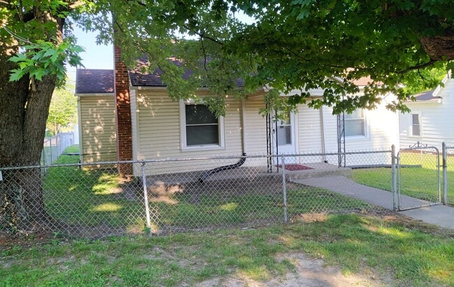 Building Photo - 2 Bedroom / 1 Bath  Home Johnson City, TN